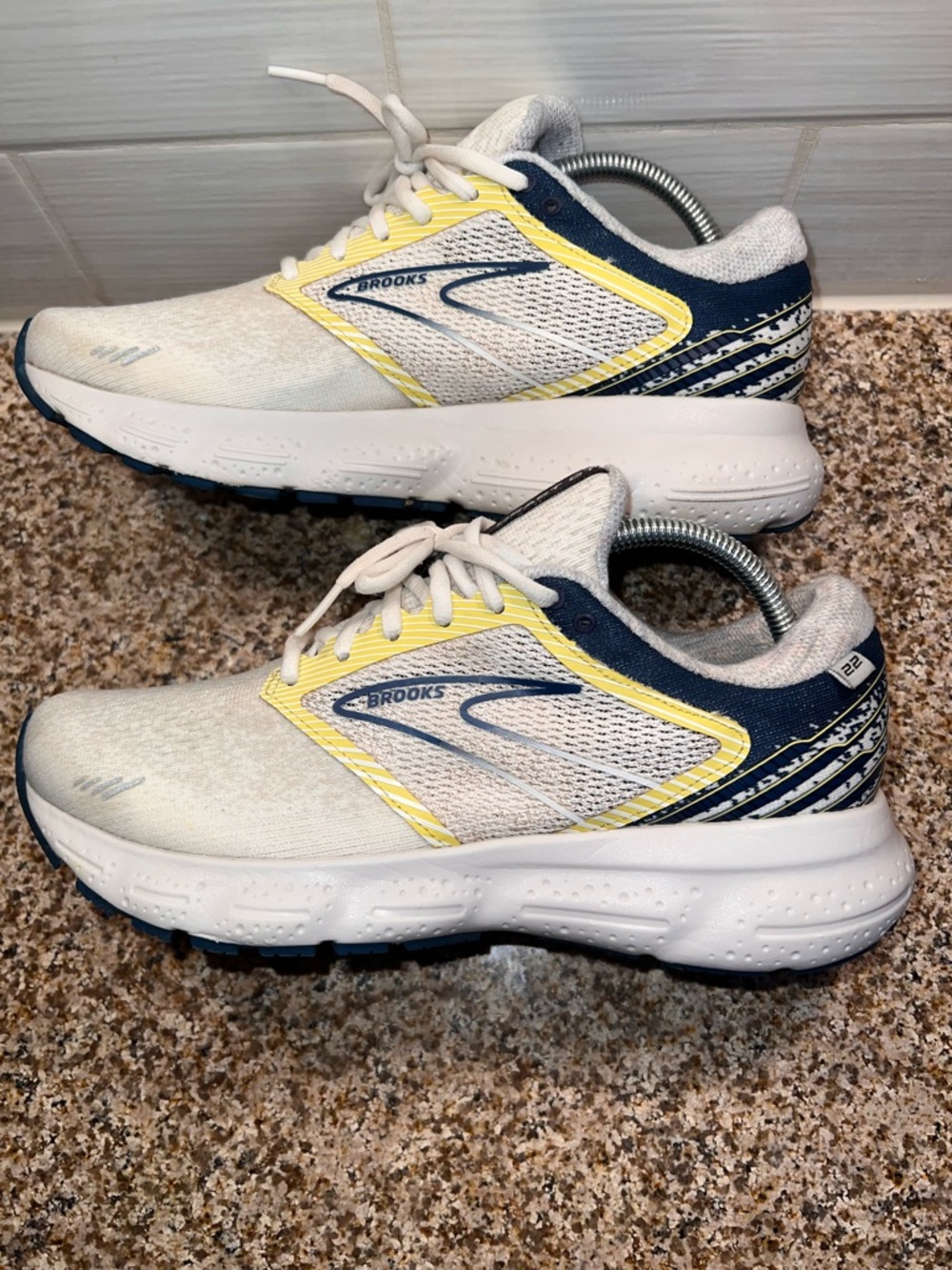Brooks Kids White, Navy & Yellow Low-Top Sneakers